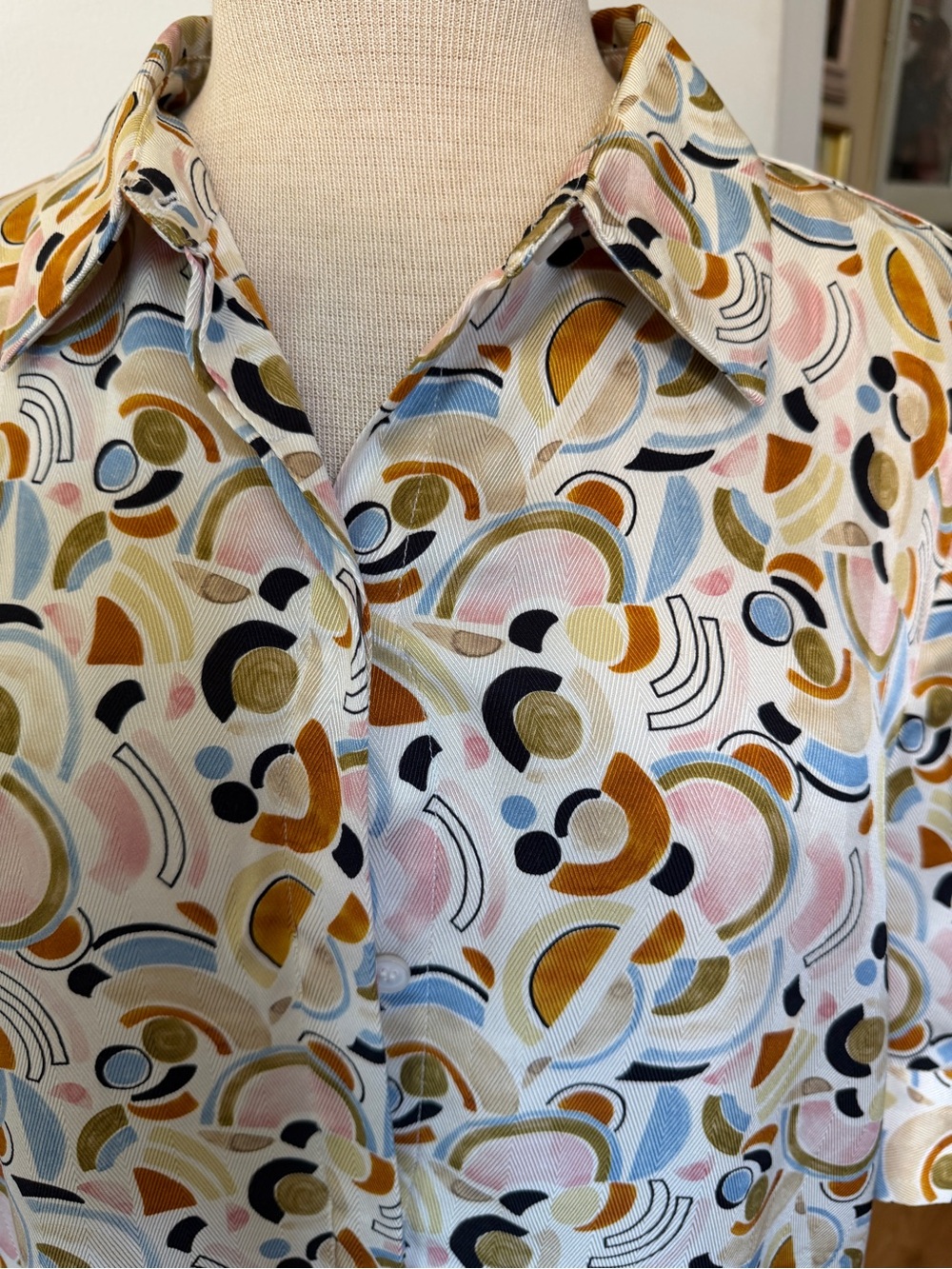 Cute  Comfy Lafayette 148 NY Women's Printed Button-Up Shirt in Multi Color - Picture 2 of 5
